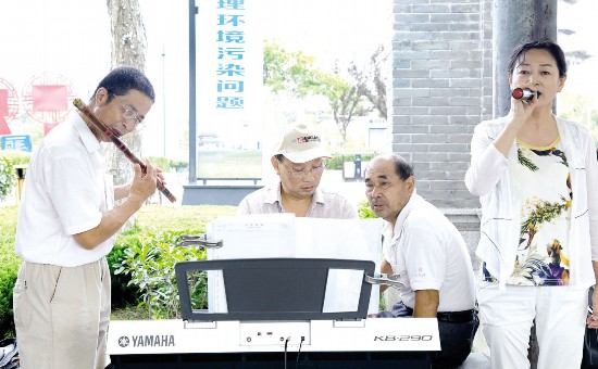 淮安市淮安区退休老人组成弹唱队成一道风景