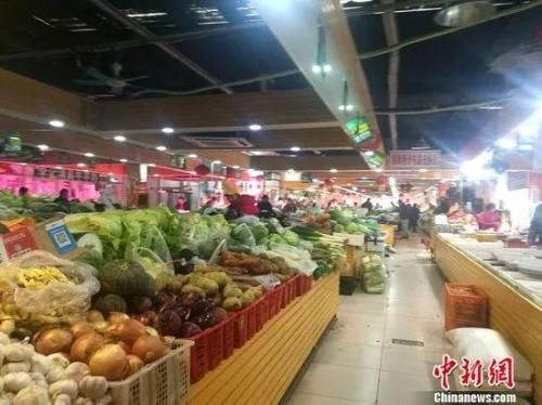 图为北京一家菜市场内景。 谢艺观 摄