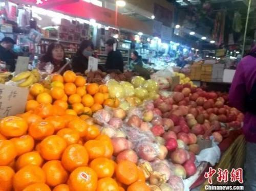 图为北京一家菜市场里的水果摊。 谢艺观 摄