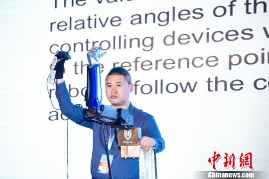 可精准模仿控制员一举一动的动感控制仿生机器人。 主办方供图
