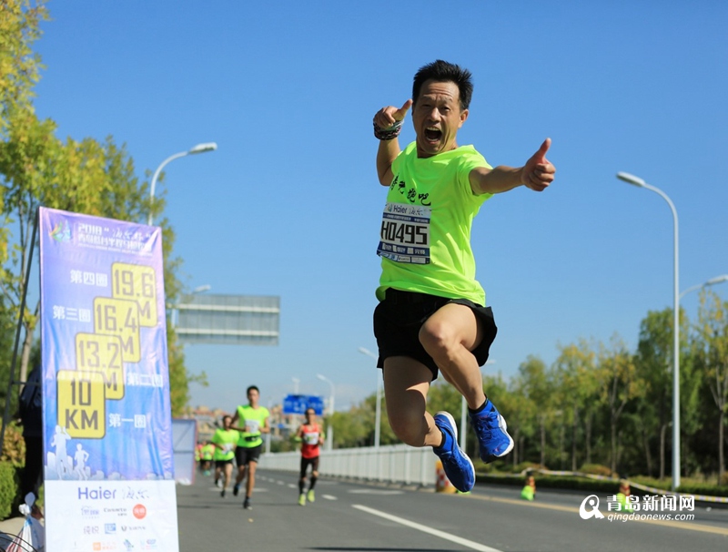 青岛蓝谷半程马拉松赛开跑 赛道风景秀丽(组图