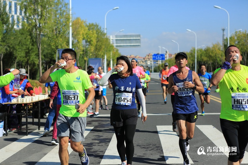 青岛蓝谷半程马拉松赛开跑 赛道风景秀丽(组图