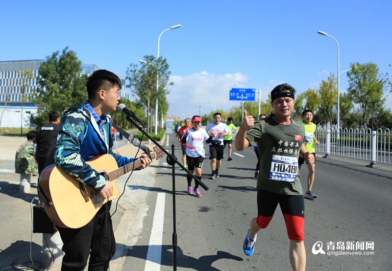 青岛蓝谷半程马拉松赛开跑 赛道风景秀丽(组图