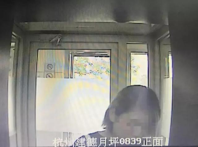 女子请闺蜜们来家吃海鲜钱被偷，发条朋友圈钱自己回来了