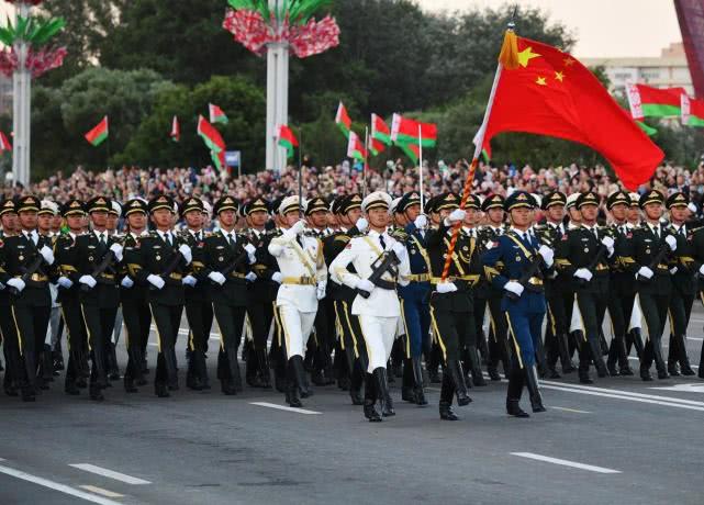 白俄罗斯阅兵最靓风景，中国造“红旗”车和解放军仪仗队，帅呆了