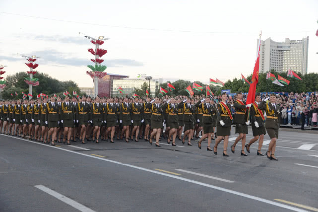 白俄罗斯阅兵最靓风景，中国造“红旗”车和解放军仪仗队，帅呆了
