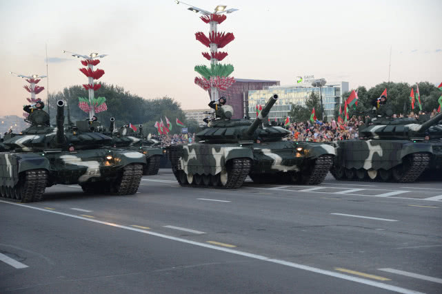 白俄罗斯阅兵最靓风景，中国造“红旗”车和解放军仪仗队，帅呆了