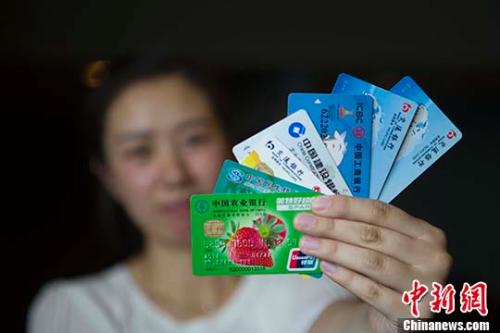 民众展示银行卡。 /p中新社记者 张云 摄 