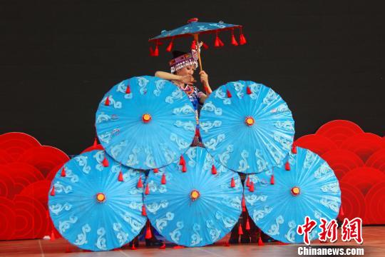 本届女儿会以“情定女儿会·爱在恩施行”为主题 董晓斌 摄