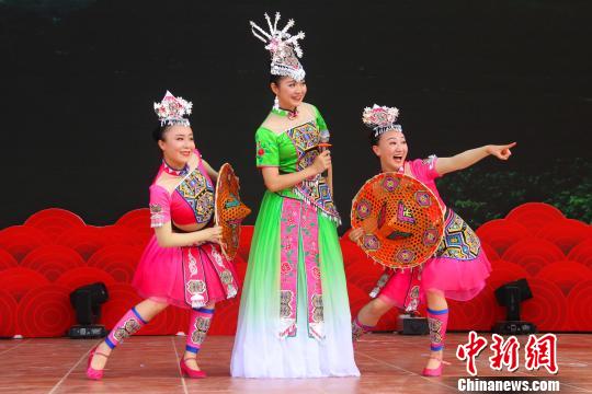 恩施土家女儿会被誉为“东方情人节” 董晓斌 摄