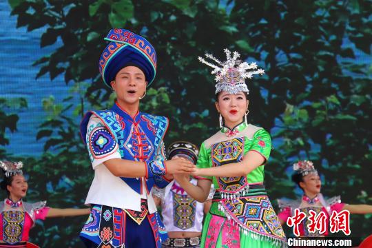 女儿会是恩施土家族青年追求爱情、婚姻自由的节日盛会 董晓斌 摄
