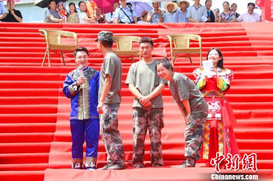 单身男女在女儿会现场进行互动小游戏 董晓斌 摄