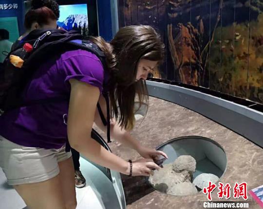 与会代表参观郧阳地质博物馆 十堰市委外事办提供 摄