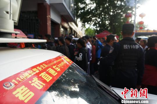 图为6月7日，拉萨市110便民警务站的民警在考点外维持秩序。　张伟 摄