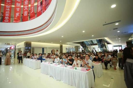 各界代表分别对郑州华南城好百年建材家居开业表达了关心与期望。