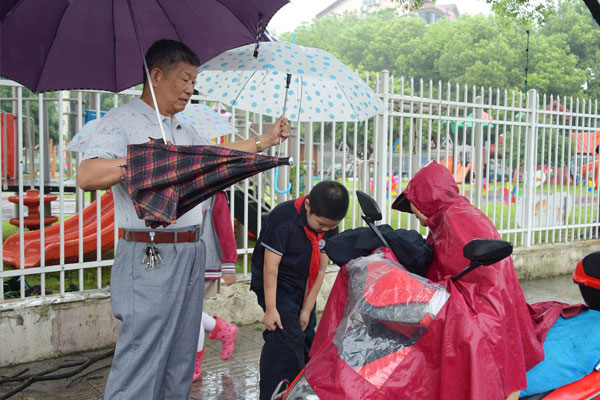 七旬“撑伞大爷”雨中演绎最美风景