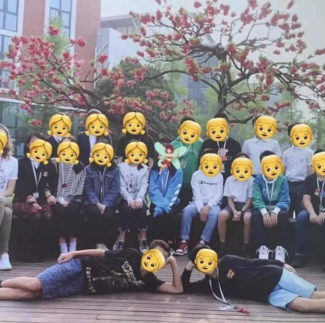 李嫣留学晒弹钢琴美照，露出侧颜遮挡嘴部显羞