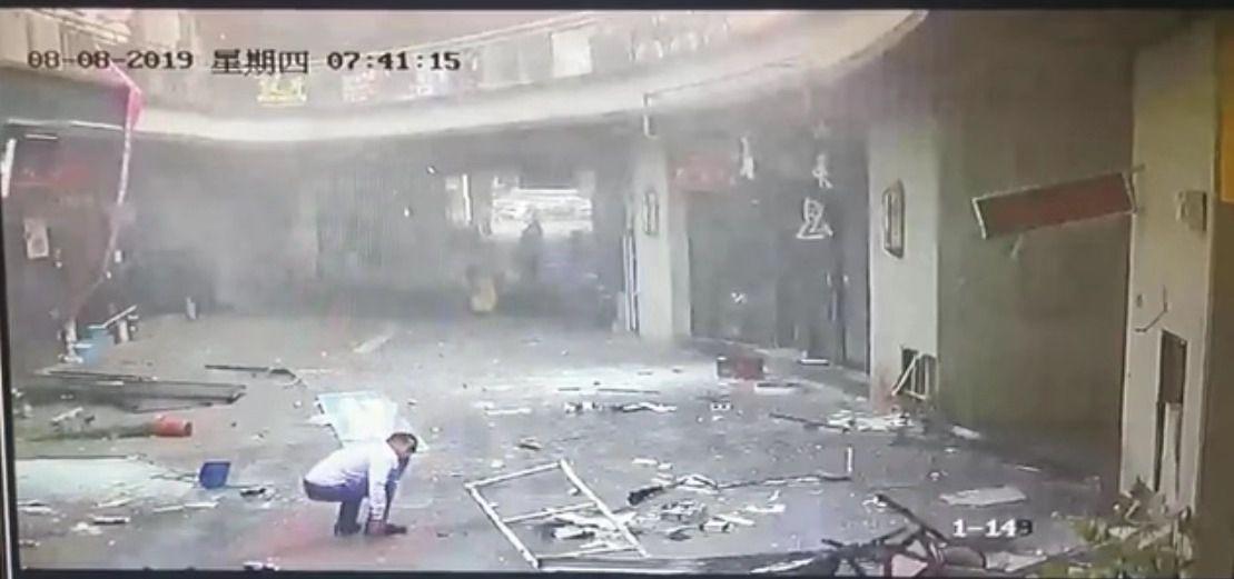 苏州一商业街内小吃店煤气泄漏引发闪爆 致2人受