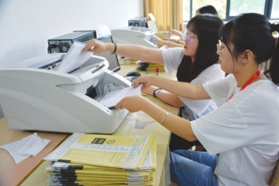 记者走进甘肃省高考评卷现场 直击高考试卷评阅