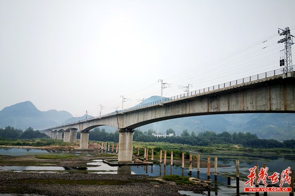 黔张常铁路开始联调联试 动车即将开进世界级风景名胜区张家界