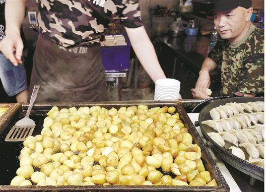 深山小土豆俘获了全国食客的胃 从街头一道小吃到“通吃”各地美食街
