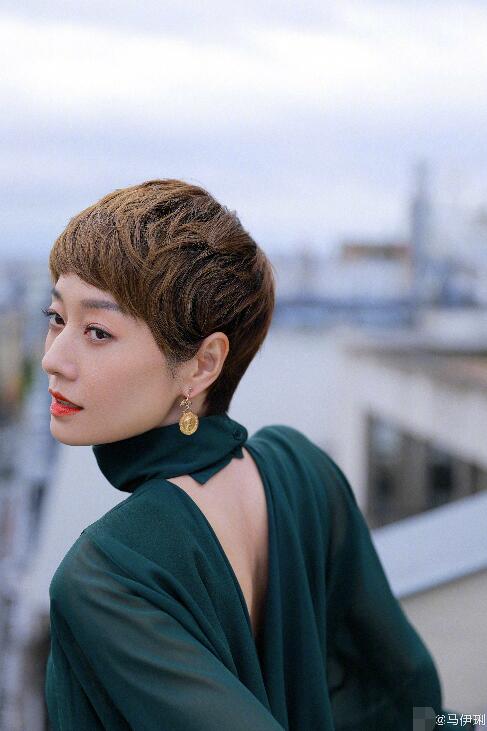 马伊琍阳台欣赏巴黎风景穿露背衬衣尽显女人味