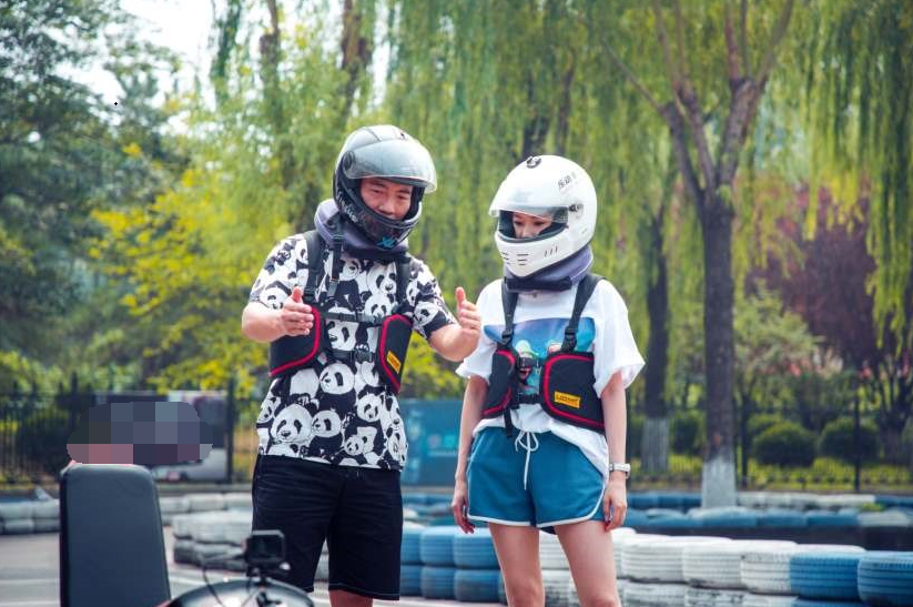 黄健翔录《熙游记》肠胃炎突发 吊水上阵敬业获