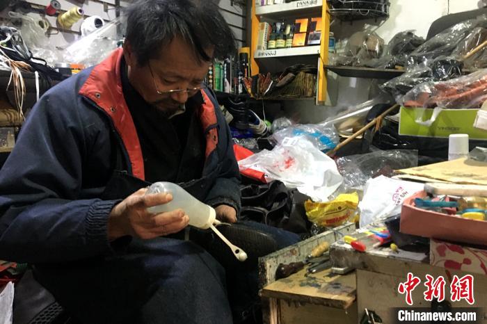 图为老人孙靖正在修鞋。　王誉谕　摄