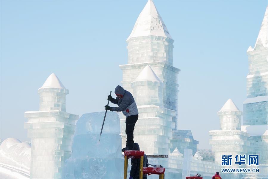冰雕高手献艺哈尔滨国际组合冰雕比赛