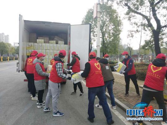 湖北省孝感市志愿者搬运物资。　雷娟 摄