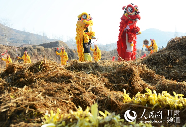 12月14日，兰州市西固区第二届韭黄开镰丰收节在张家大坪村举办。（王文嘉 摄）