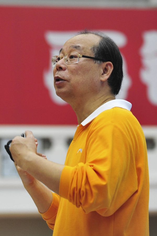 征召十余名湖北籍教练和运动员到国家队,他为