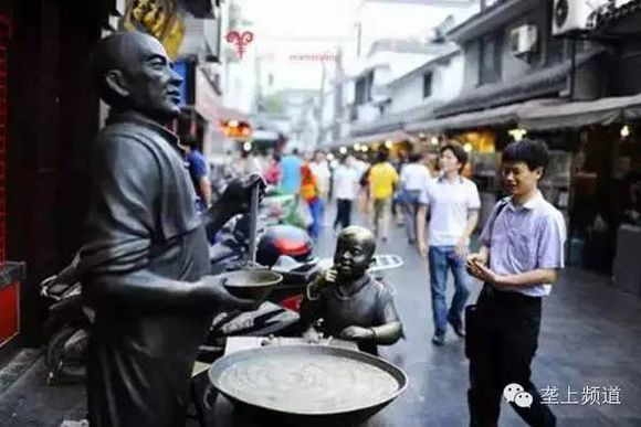 荆门的美食版图车沟巷小吃街竖牌 冲刺城市名片