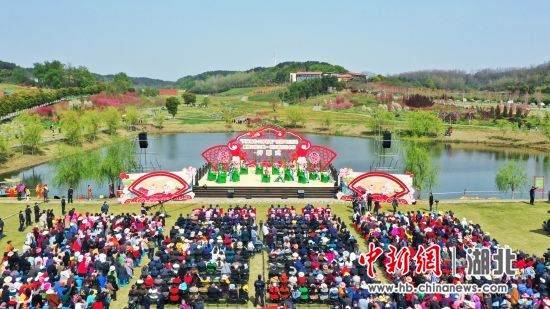 “灵秀湖北·四季村晚”示范展示活动暨第19届三峡·枝江桃花艺术节开幕现场 周星亮 摄