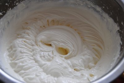 自制甜品时淡奶油粉应该怎么打发
