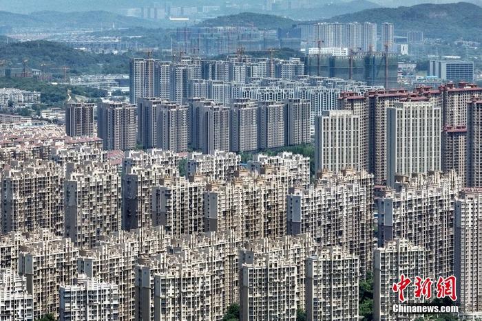 5月16日，中国国家统计局发布的数据显示，2022年1月至4月，全国房地产开发投资39154亿元人民币，同比下降2.7%。商品房销售额37789亿元人民币，下降29.5%。资料图为南京城东楼盘。（无人机照片） <a target='_blank'  data-cke-saved-href='/' href='/'>中新社</a>记者 泱波 摄