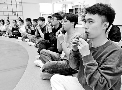 在河南省武陟县黄河交通学院黄河文化馆内，学生在练习吹奏黄河泥埙。新华社发
