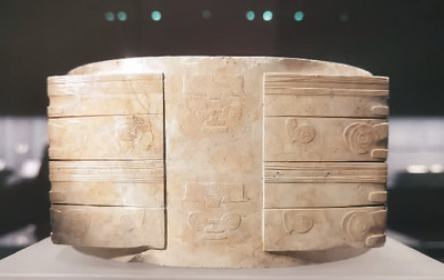 　新石器时代良渚文化玉琮。　　浙江省博物馆供图