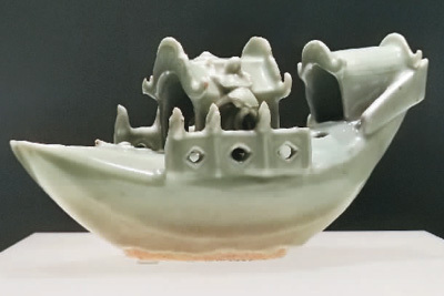 元代龙泉窑青瓷舟形砚滴。　　浙江省博物馆供图